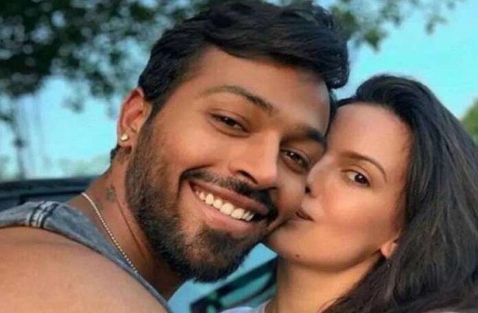 Hardik gave such a romantic pose with wife Natasha, the picture went viral